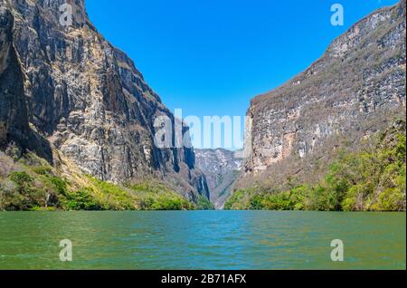 Die Klippen des Sumidero-Canyon entlang des Grijalva-Flusses bei San Cristobal de las Casas, Chiapas, Mexiko. Stockfoto