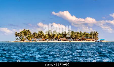 Schöne einsame Insel San Blas auf politisch autonomem Guna-Territorium in Panama. Türkisfarbenes tropisches Meer, Wahrzeichen des Reiseziels in Central Am Stockfoto