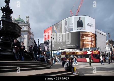 London, Großbritannien. März 2020. Sichtlich ruhig im Piccadilly Circus beim Ausbruch des Coronavirus in London, Großbritannien am 12. März 2020. Das Vereinigte Königreich ist in die Verzögerungsphase des Vier-Punkte-Plans der Regierungen eingetreten, um die Ausbreitung von Coronavirus anzugehen. Dies ist die zweite Phase, d. H. Jeder, der einen neuen kontinuierlichen Husten oder eine hohe Temperatur hat, sollte sich sieben Tage lang selbst isolieren. (Foto von Claire Doherty/Sipa USA) Credit: SIPA USA/Alamy Live News Stockfoto