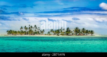 Schöne einsame Insel San Blas auf politisch autonomem Guna-Territorium in Panama. Türkisfarbenes tropisches Meer, Wahrzeichen des Reiseziels in Central Am Stockfoto