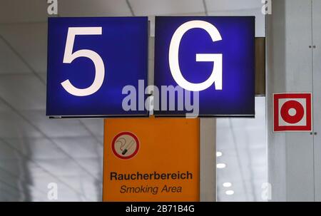 Bielefeld, Deutschland. März 2020. SYMBOLBILD - Am Fernbahnhof vom Frankfurter Flughafen Ist Das Spur 5G ausgeschildert. "5G" ist auch die Abkürzung für die modernste Mobiltelefontechnik. Credit: Friso Gentsch / dpa / Alamy Live News Stockfoto