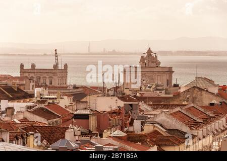 Lissabon, Portugal - 8. März 2020: Luftaufnahme auf dem Dach von Lissabon am Morgen während der goldenen Stunde Stockfoto