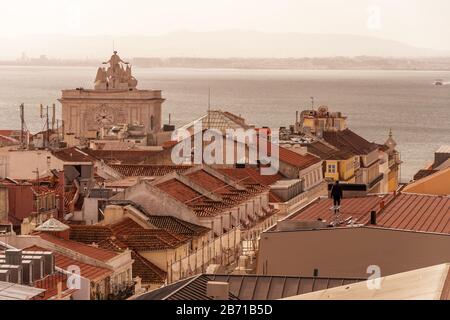 Lissabon, Portugal - 8. März 2020: Luftaufnahme auf dem Dach von Lissabon am Morgen während der goldenen Stunde Stockfoto