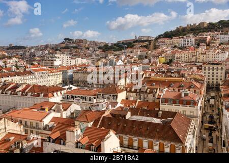 Lissabon, Portugal - 2. März 2020: Luftaufnahme auf dem Dach von Lissabon Stockfoto