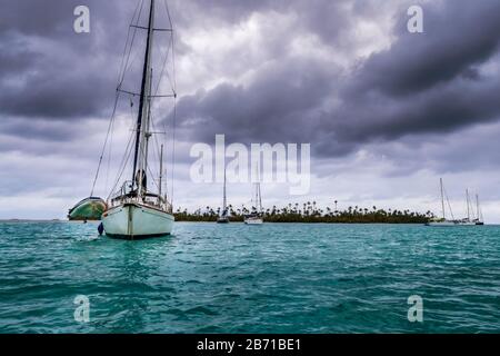 Segelboot an der Bucht auf der wunderschönen unberührten karibischen Insel in San Blas auf dem politisch autonomen Gebiet Guna in Panama, Mittelamerika. Stockfoto