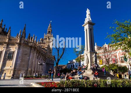 Kathedrale und Denkmal der Unbefleckten Empfängnis auf der Plaza del Triunfo in der Altstadt von Sevilla, Andalusien, Spanien Stockfoto