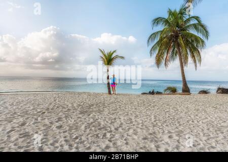 San Blas, Panama - 25. Februar 2020: Weiblicher Tourist unter Palmen an Einem Wunderschönen einsamen Strand in der karibischen Insel San Blas., Panama. Stockfoto