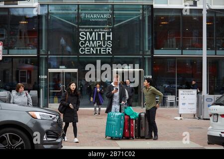 Cambridge, Massachusetts, USA. März 2020. Harvard-Studenten ziehen aus ihrem Campus-Gehäuse. Das Corona-Virus, COVID-19, hat sich bis nach Massachusetts ausgebreitet. Da die Pandemie immer mehr Fälle gewinnt, wurde den Studenten an der Harvard University gesagt, dass sie bis zum 15. März 2020 den Campus verlassen müssen. Credit: Allison Dinner/ZUMA Wire/Alamy Live News Stockfoto