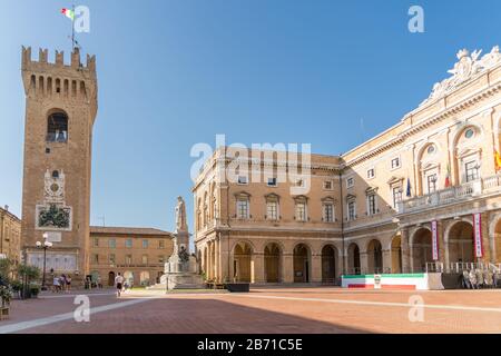 Rathaus am Giacomo Leopardi Platz mit dem Denkmal für den Dichter, die Stadt Recanati, Italien. Stockfoto