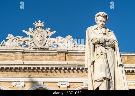 Die Giacomo Leopardi Statue in der Stadt Recanati, Italien. Stockfoto