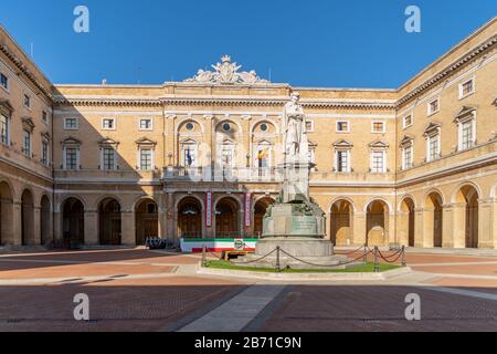 Rathaus am Giacomo Leopardi Platz mit dem Denkmal für den Dichter, die Stadt Recanati, Italien. Stockfoto