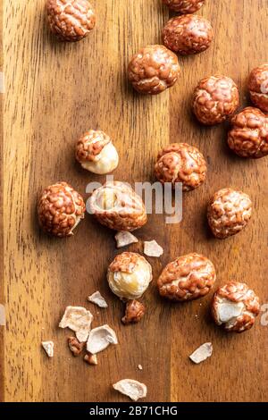 Haselnüsse mit Zuckervereisung auf Holztisch. Draufsicht. Stockfoto
