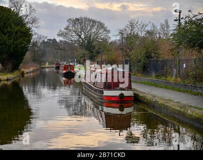 Narrowboats moorierten am Kanal in Ellesmere Shropshire UK an einem kalten, ruhigen und noch winterlichen Morgen. Stockfoto