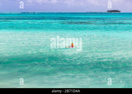 San Blas, Panama - 25. Februar 2020: Weiblicher Tourist im Meerwasser an Einem Wunderschönen einsamen Strand in der karibischen Insel San Blas., Panama. Stockfoto