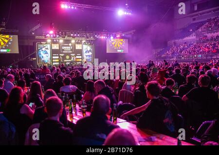 Liverpool, Großbritannien. März 2020. Professional Darts Corporation, Unibet Premier League Liverpool; Fans genießen die Darts in Liverpool Credit: Action Plus Sports Images/Alamy Live News Stockfoto