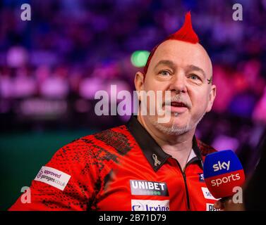 Liverpool, Großbritannien. März 2020. Professional Darts Corporation, Unibet Premier League Liverpool; Peter Wright wird von Sky Sports Credit: Action Plus Sports Images/Alamy Live News interviewt Stockfoto