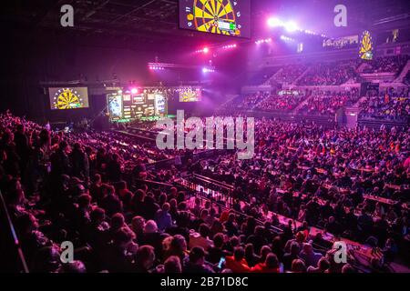 Liverpool, Großbritannien. März 2020. Professional Darts Corporation, Unibet Premier League Liverpool; Fans genießen die Darts in Liverpool Credit: Action Plus Sports Images/Alamy Live News Stockfoto