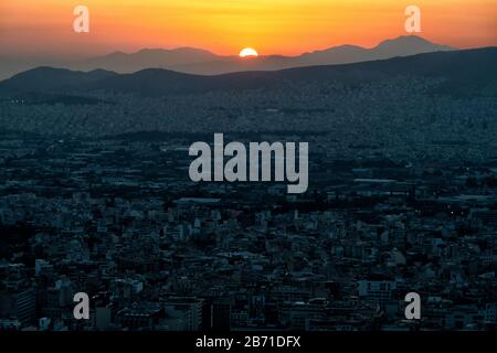 Blick vom Lycabettus auf den Sonnenuntergang über Athen Stockfoto