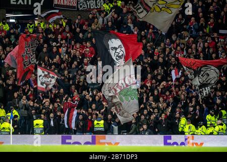 Glasgow, Großbritannien. März 2020. Fußball: Europa League, Glasgow Rangers - Bayer Leverkusen, K.O.-Runden, letzte sechzehn, erste Beine im Ibrox-Stadion. Die Leverkusener Fans jubeln ihrem Team zu. Credit: David Inderlied / dpa / Alamy Live News Stockfoto