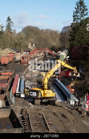 Installation einer neuen Eisenbahnbrücke über die Cleveland Bridge auf der North Yorkshire Moors Railway in Goathland, Yorkshire, England, Großbritannien Stockfoto