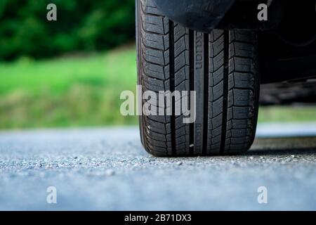 Sommerreifen in gutem Zustand, minimaler Verschleiß, montiert auf einigen Leichtmetallrädern, Sondermodell, auf einem Mercedes C Klasse, W203 Avantgarde-Paket Stockfoto