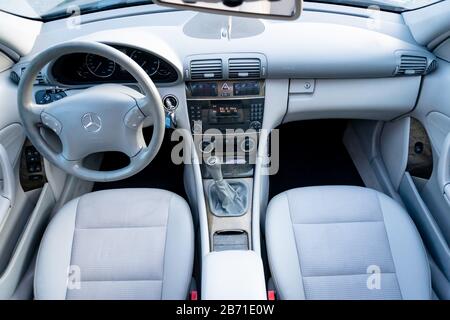 Ein wunderschönes graues Mischleder mit textilem Interieur eines deutschen Autos aus dem Jahr 2005. Schön und sauber. Mercedes Benz W203 - C-Klasse Stockfoto