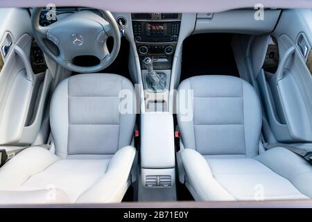 Ein wunderschönes graues Mischleder mit textilem Interieur eines deutschen Autos aus dem Jahr 2005. Schön und sauber. Mercedes Benz W203 - C-Klasse Stockfoto