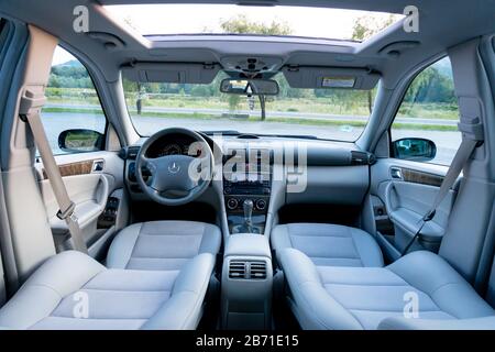 Ein wunderschönes graues Mischleder mit textilem Interieur eines deutschen Autos aus dem Jahr 2005. Schön und sauber. Mercedes Benz W203 - C-Klasse Stockfoto