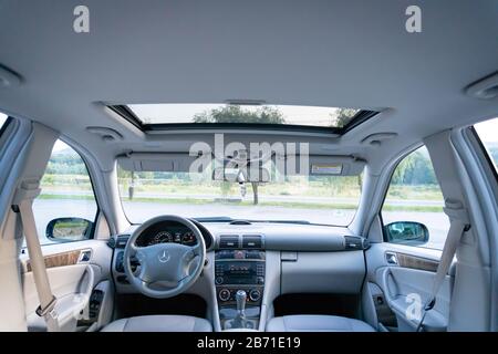 Ein wunderschönes graues Mischleder mit textilem Interieur eines deutschen Autos aus dem Jahr 2005. Schön und sauber. Mercedes Benz W203 - C-Klasse Stockfoto