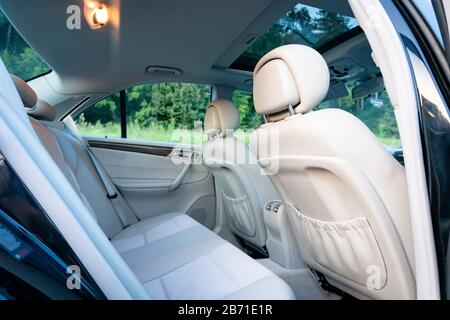 Ein wunderschönes graues Mischleder mit textilem Interieur eines deutschen Autos aus dem Jahr 2005. Schön und sauber. Mercedes Benz W203 - C-Klasse Stockfoto