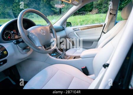 Ein wunderschönes graues Mischleder mit textilem Interieur eines deutschen Autos aus dem Jahr 2005. Schön und sauber. Mercedes Benz W203 - C-Klasse Stockfoto