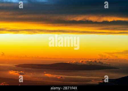 Vereinigte Staaten von Amerika, Hawaii, Maui-Insel, Haleakala-Nationalpark, Blick auf die Lanai-Insel bei Sonnenuntergang vom Gipfel von Haleakala Stockfoto