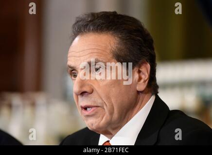 New York Reg. Andrew Cuomo gibt einen Update für die Anzahl der mit dem Coronavirus infizierten Menschen Montag, 9. März 2020 in Albany, New York. Stockfoto