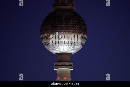 Berlin, Deutschland. März 2020. Abendliche Nahaufnahme der Sphäre des Berliner Fernsehturms. Kredit: Annette Riedl / dpa-Zentralbild / ZB / dpa / Alamy Live News Stockfoto