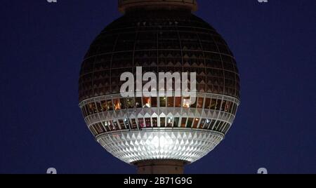 Berlin, Deutschland. März 2020. Abendliche Nahaufnahme der Sphäre des Berliner Fernsehturms. Kredit: Annette Riedl / dpa-Zentralbild / ZB / dpa / Alamy Live News Stockfoto