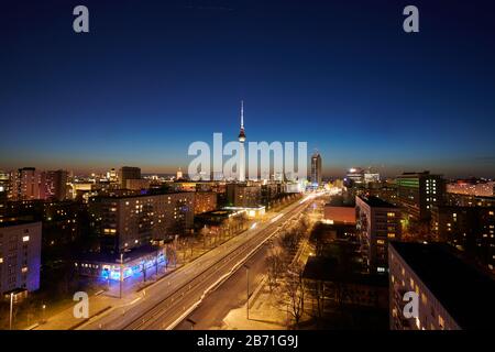 Berlin, Deutschland. März 2020. Abendblick auf die Innenstadt mit dem Fernsehturm und der Karl-Marx-Allee mit dem Park Inn Hotel (Mitte). Kredit: Annette Riedl / dpa-Zentralbild / ZB / dpa / Alamy Live News Stockfoto