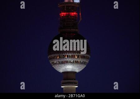 Berlin, Deutschland. März 2020. Abendliche Nahaufnahme der Sphäre des Berliner Fernsehturms. Kredit: Annette Riedl / dpa-Zentralbild / ZB / dpa / Alamy Live News Stockfoto