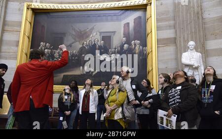 Washington, Vereinigte Staaten. März 2020. Touristen hören einen Führer an, während sie das US-Kapitol Rotunda, Donnerstag, 12. März 2020, in Washington, DC besuchen. Das Kapitol wird den Besuchern am Ende des Tages nahe kommen und erst am 1. April wieder eröffnen, da die Regierung sich zur Bekämpfung des Coronavirus bewegt. Foto von Mike Theiler/UPI Credit: UPI/Alamy Live News Stockfoto