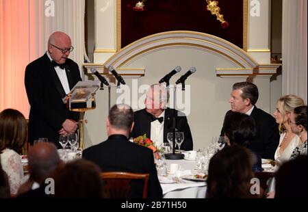 Der Prince of Wales (Zentrum) hört auf eine Rede des Hohen Kommissars für Australien, George Brandis bei einem Dinner im Mansion House in London, um Hilfe für die australische Bushfire- und Genesungsbemühungen zu erhalten, die vom Lord Mayor of the City of London und dem Hohen Kommissar für Australien veranstaltet werden. Stockfoto