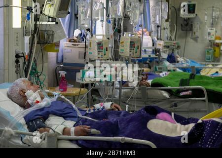 Teheran, Iran. März 2020. Sanitäter und Krankenschwestern, die Masken und Hasmatanzüge tragen, behandeln Patienten, die mit dem neuen Coronavirus COVID-19 im Sina-Krankenhaus im Süden Teherans, Iran, infiziert sind. Nach dem letzten Bericht des Gesundheitsministeriums wurden 10.075 Menschen mit dem Covid-19-Coronavirus diagnostiziert und 429 Menschen sind im Iran gestorben. Der Ausbruch hat eine Reihe hochrangiger Beamter, Politiker, Kleriker und Mitglieder der Revolutionären Garde im Iran infiziert, der viertam schlimmsten betroffenen Nation nach China, Südkorea und Italien. Kredit: Zuma Press, Inc./Alamy Live News Stockfoto