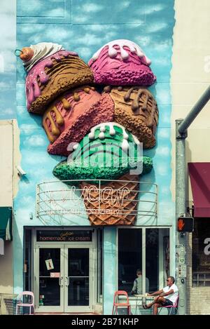 Miami, Florida, Vereinigte Staaten von Amerika. 01 04 2016. Berühmter Icecream Shop in der 8th Street (Calle ocho) in Miami. Stockfoto