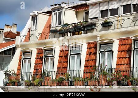 Alte bunte und helle typische Fassade und Dach in Lissabon Stockfoto