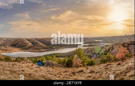 Panoramablick auf den Eymir-See bei Sonnenuntergang, Ankara, Türkei Stockfoto