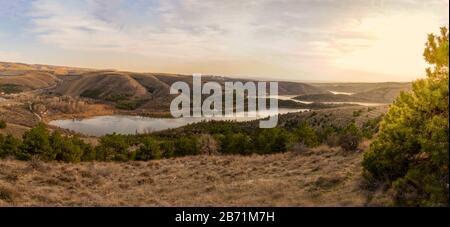 Panoramablick auf den Eymir-See bei Sonnenuntergang, Ankara, Türkei Stockfoto