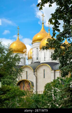 Christlich-orthodoxe Kirche mit goldenen Kuppeln im Inneren der Kremlgärten in Moskau Stockfoto