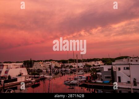 Sonnenuntergang über dem rosafarbenen Himmel in Port-camargue südlich von Frankreich Stockfoto