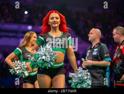 Liverpool, Großbritannien. März 2020. Professional Darts Corporation, Unibet Premier League Liverpool; Sponsert Tänzer auf der Bühne Credit: Action Plus Sports Images/Alamy Live News Stockfoto