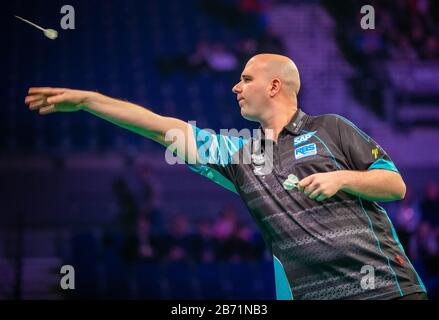 Liverpool, Großbritannien. März 2020. Professional Darts Corporation, Unibet Premier League Liverpool; Rob Cross wirft einen Dart Credit: Action Plus Sports Images/Alamy Live News Stockfoto