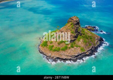 Vereinigte Staaten von Amerika, Hawaii, Oahu Island, Kaneohe Bay, Mokoli'i Island (früher bekannt als veralteter Begriff „Chinaman's hat“), Luftaufnahme Stockfoto
