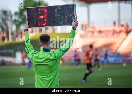 Der technische Schiedsrichter zeigt 3 Minuten zusätzliche Zeit während des Fußballspiels. Stockfoto